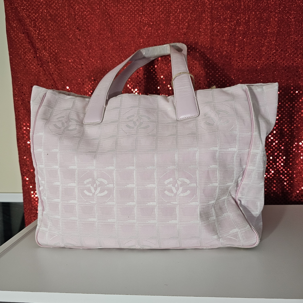 CHANEL Pink and White Tote Bag with Elegant Monogram Design